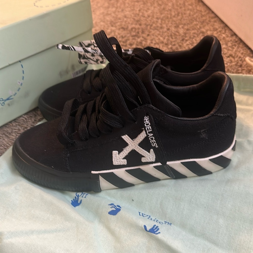 Like new off white sneakers 😍